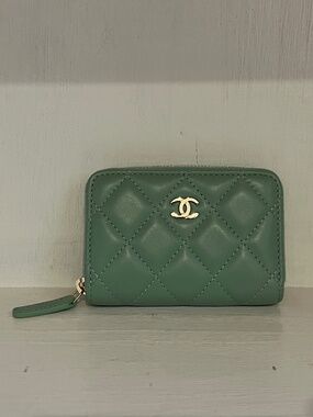 Chanel Zipped Card Holder (Mint)
